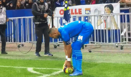 卡马乔：维尼修斯国家德比被换下有情绪正常，5分钟就没事了（卡马乔：维尼修斯在国家德比被换下情绪波动属正常，五分钟就平复了）