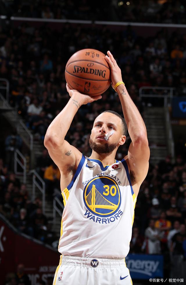 津门虎将在11月16日举办年票球迷开放日活动，共100个名额（津门虎11月16日举行年票球迷开放日，限额100人）