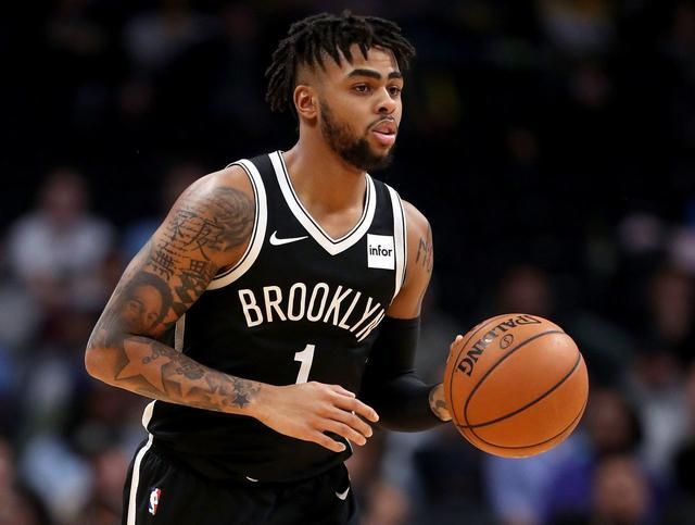 豪取16连胜，孔帕尼在客胜巴黎后与球员一同庆祝胜利（做客巴黎告捷，孔帕尼率队同庆，豪取16连胜）