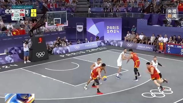 维港昨晚举行了热刺无人机表演，现场摆出队徽、球衣等标志（维港夜空上演热刺无人机秀，队徽与球衣图案亮相）