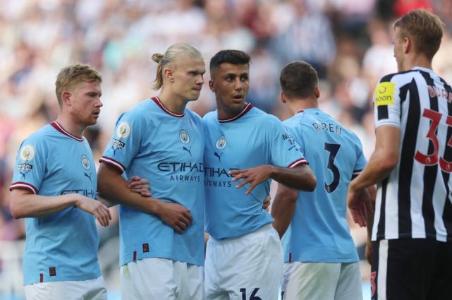 记者：弗里克听说自己的明夏离队传闻后说“又是胡说八道”（记者：被问及明夏离队传闻，弗里克回应“又是胡说八道”）