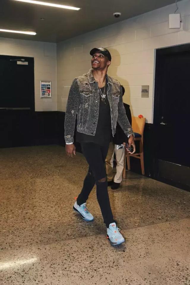 科贝：维尼修斯、82等人不满阿隆索，姆巴佩、裤袜等人支持他（科贝：维尼修斯、82等人对阿隆索不满，姆巴佩、裤袜等力挺阿隆索）