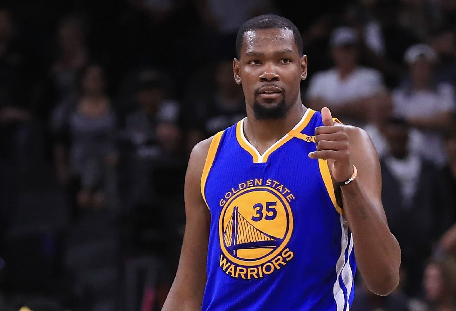 巴萨3-1马竞四分领跑积分榜，拉菲尼亚建功，莱万失点（巴萨3-1击退马竞，以4分优势领跑积分榜，拉菲尼亚破门，莱万罚丢点球）