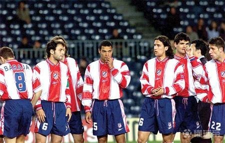 梅西抵达加尔各答开启印度行，当地民众机场迎接陷入疯狂（梅西飞抵加尔各答开启印度之旅，机场粉丝热情沸腾）