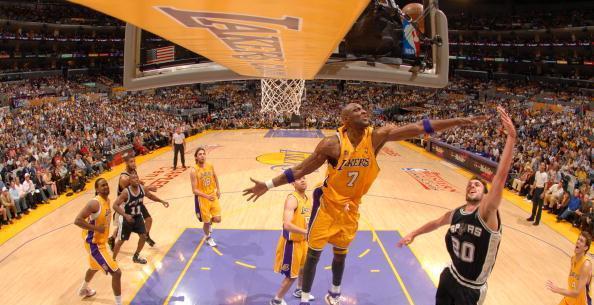 英超半场：沃尔特马德挑射破门，纽卡暂3-0埃弗顿（英超半场战报：沃尔特马德挑射建功，纽卡暂以3-0领先埃弗顿）